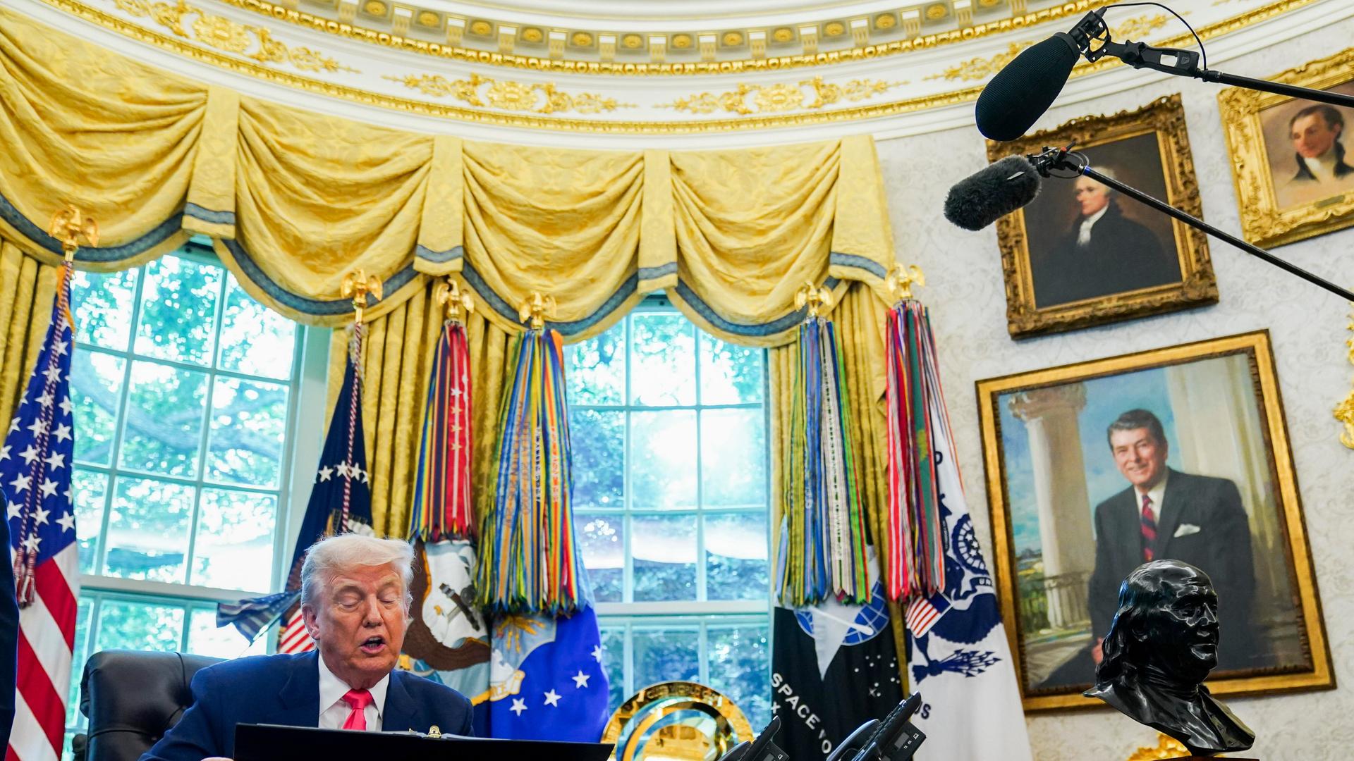 US President Donald Trump speaks in the Oval Office at the White House, Washington, DC, USA, 14 August 2025. President Trump delivered remarks and responded to questions on his presidential proclamation marking the 90th anniversary of the Social Security Act, the federal crime crackdown in D.C. and his trip to Anchorage to meet with Russian President Vladimir Putin. EPA/WILL OLIVER/POOL
