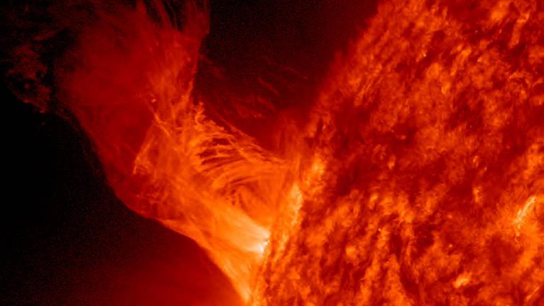 Aufnahme einer Sonneneruption: Von der Oberfläche der Sonne wird ein Plasmastrom wegbewegt.