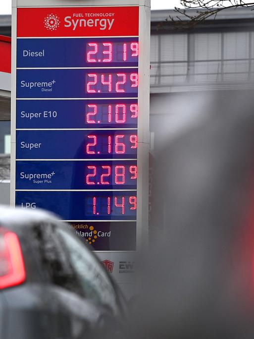 Blick auf eine Tankstelle und die Preise.