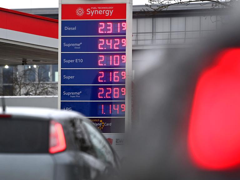 Blick auf eine Tankstelle und die Preise.