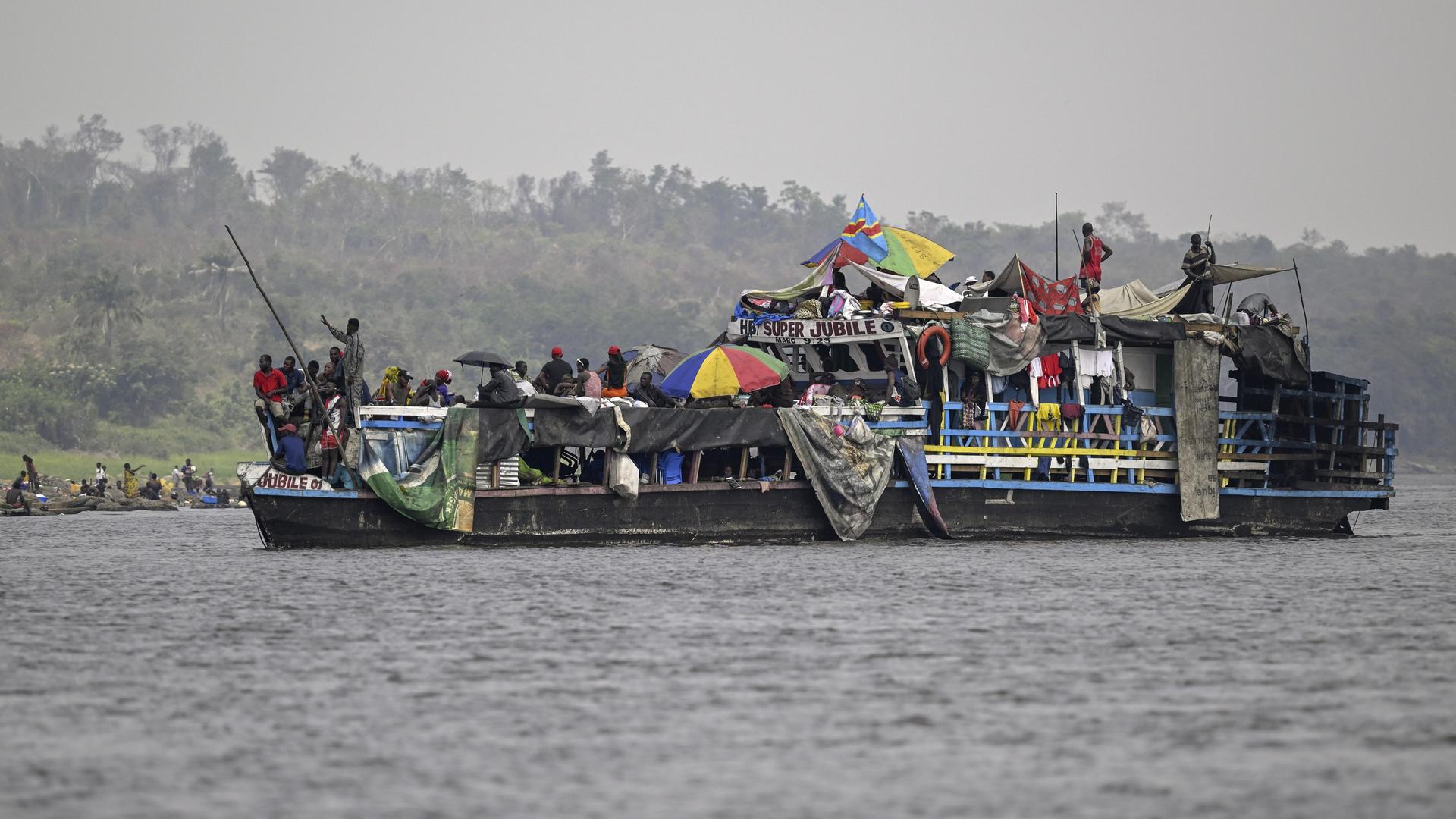 Überladene Fähre auf dem Kongo-Fluss, bei Tshumbiri, Provinz Mai-Ndombe, Demokratische Republik Kongo