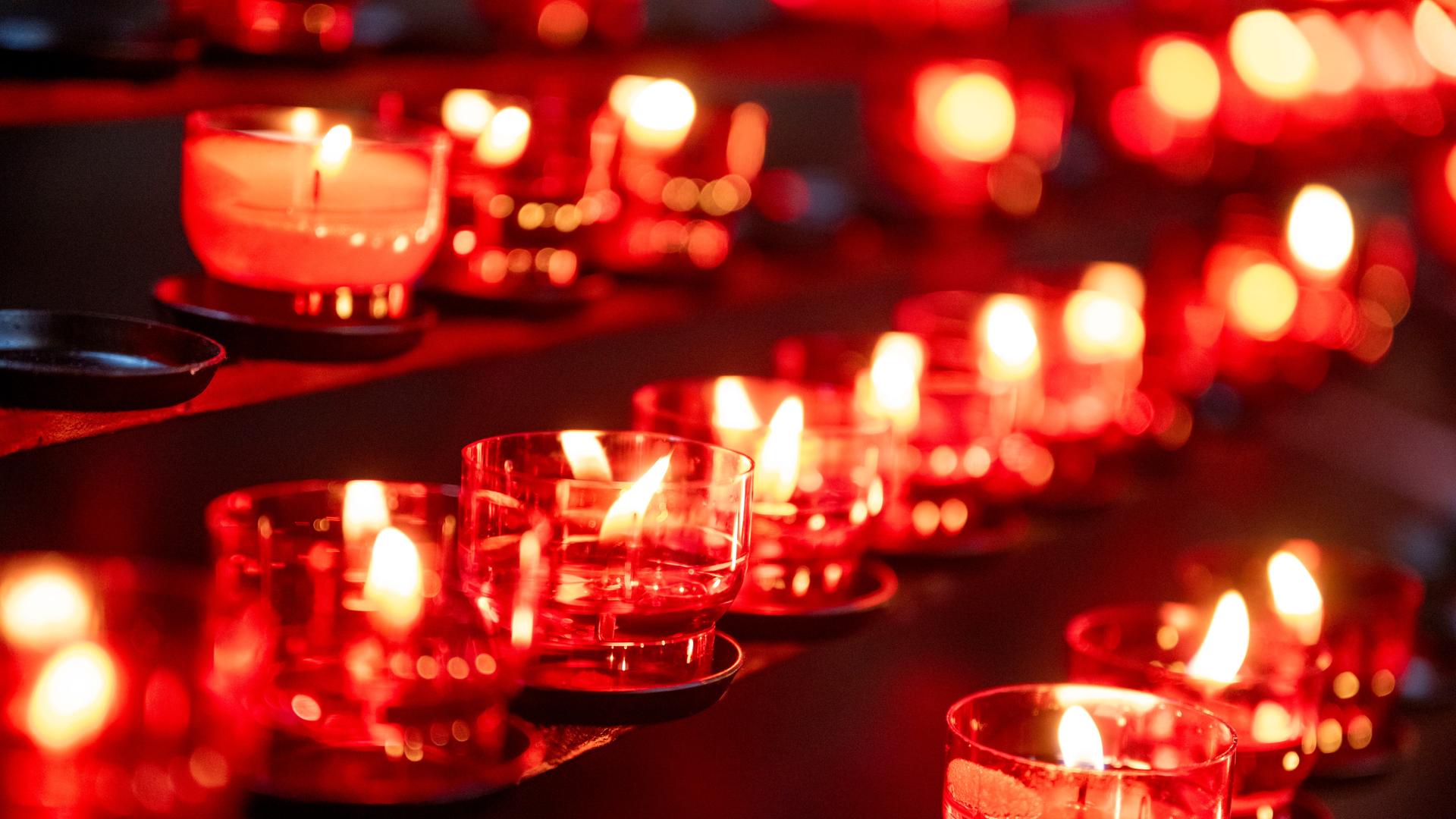 Dutzende Kerzen brennen in der Katholischen Theatinerkirche.