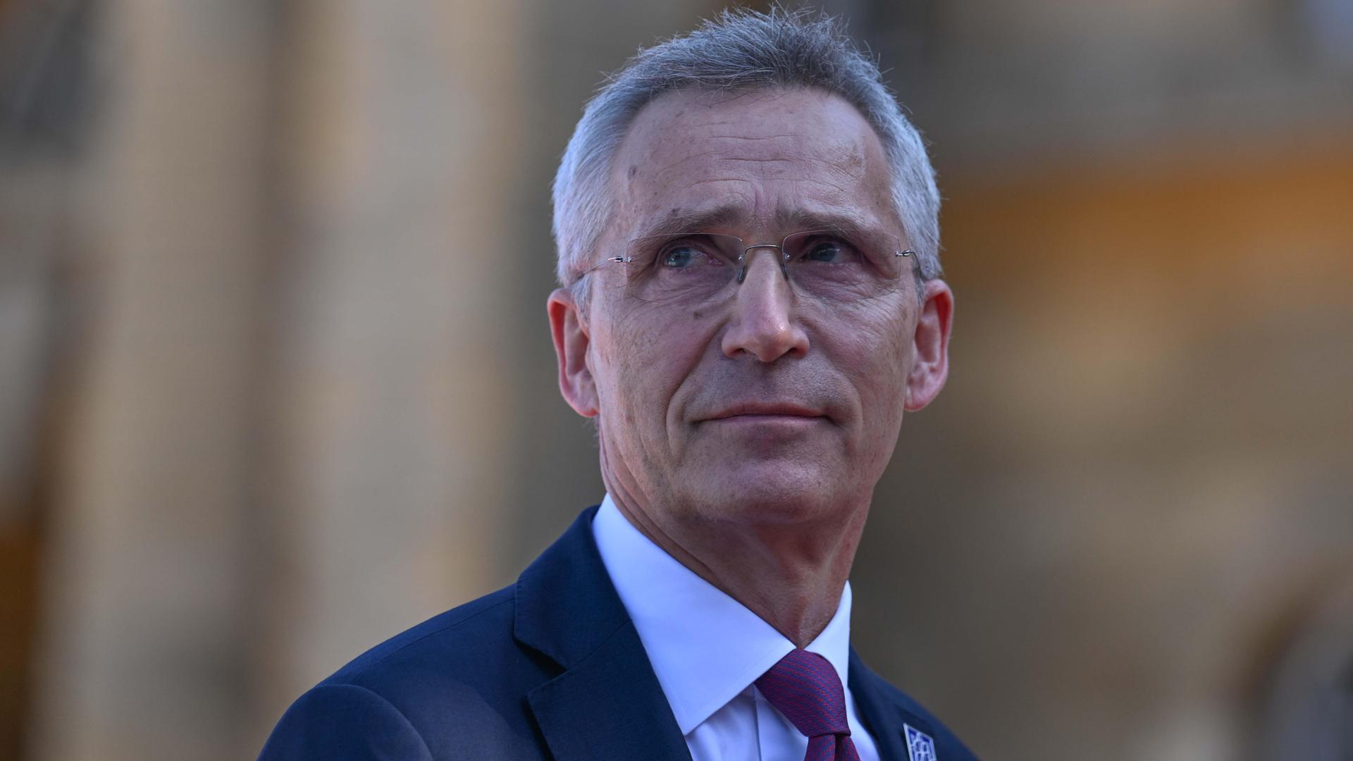 Ein Porträtfoto zeigt einen schlanken grauhaarigen Mann mit Brille. Es ist der im September 2024 aus dem Amt scheidende NATO-Generalsekretär Jens Stoltenberg. 