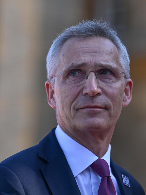 Ein Porträtfoto zeigt einen schlanken grauhaarigen Mann mit Brille. Es ist der im September 2024 aus dem Amt scheidende NATO-Generalsekretär Jens Stoltenberg. 