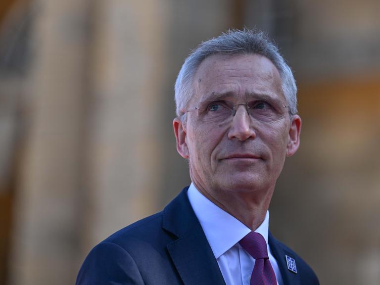 Ein Porträtfoto zeigt einen schlanken grauhaarigen Mann mit Brille. Es ist der im September 2024 aus dem Amt scheidende NATO-Generalsekretär Jens Stoltenberg. 