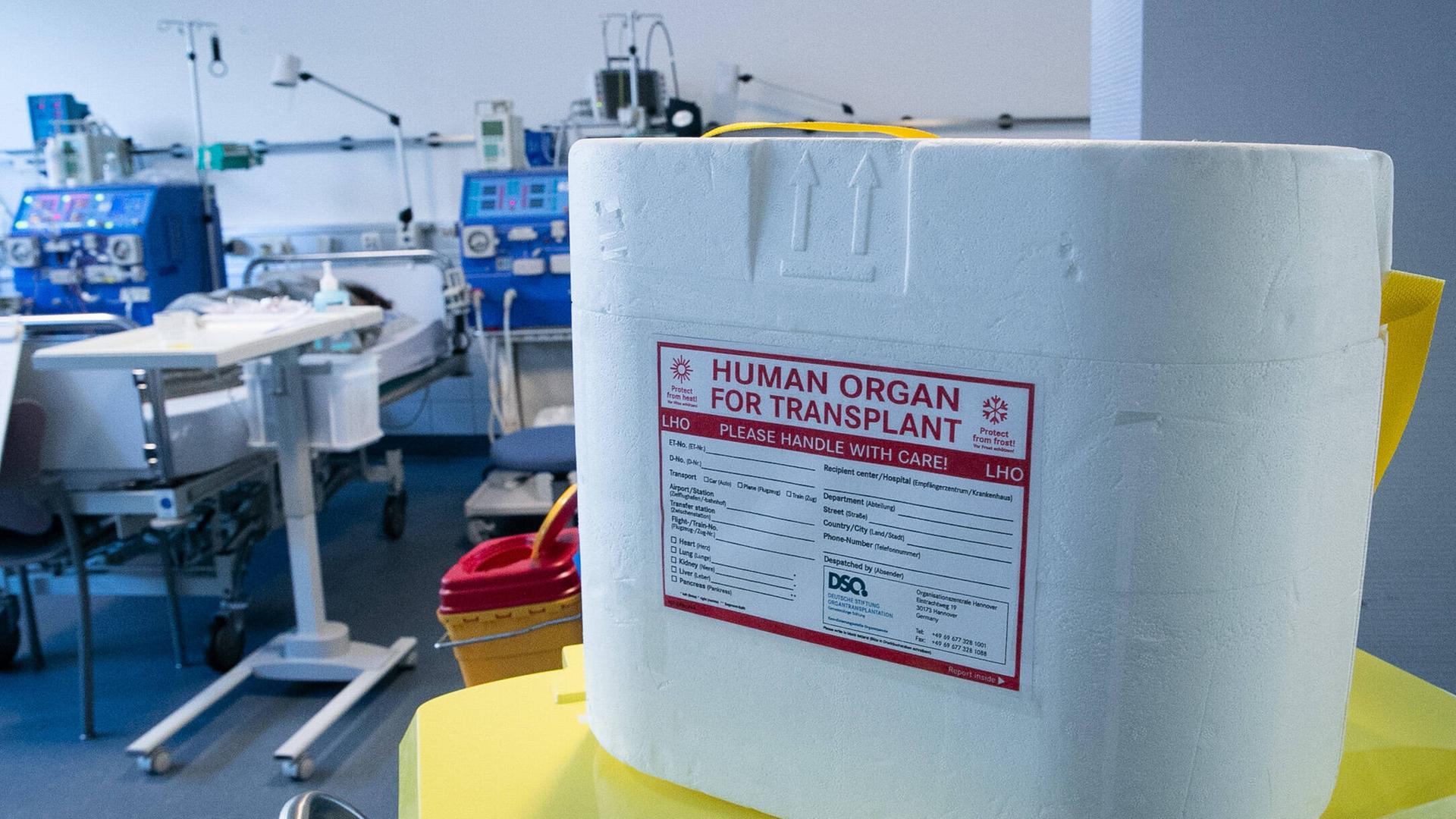 Eine Organspendebox steht in einem Krankenhaus.