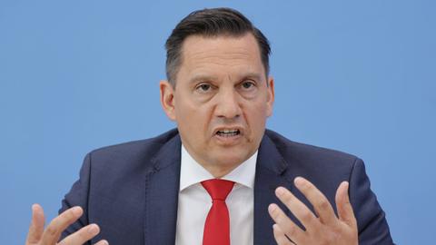 Johannes Fechner (SPD) spricht und gestikuliert mit beiden Händen. 