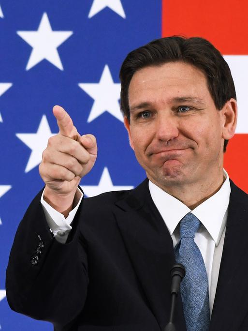 Der Gouverneur Floridas, Ron DeSantis, vor einer US-amerikanischen Flagge