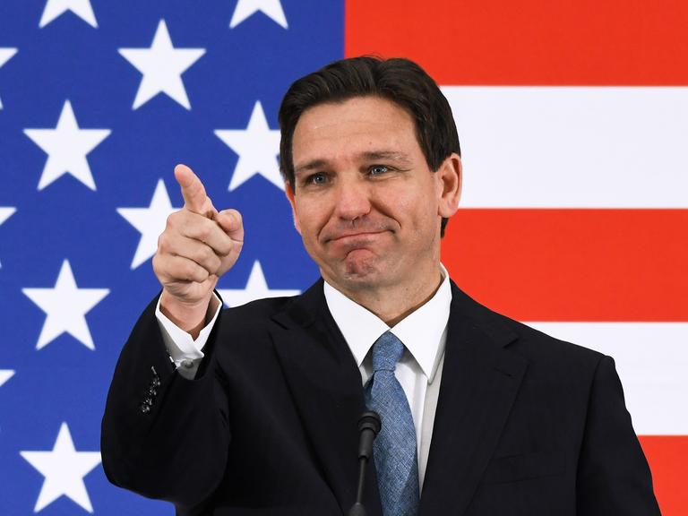 Der Gouverneur Floridas, Ron DeSantis, vor einer US-amerikanischen Flagge