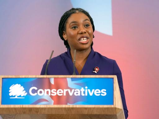 Die neue Parteivorsitzende der Konservativen Partei in Großbritannien, Kemi Badenoch, steht am Rednerpult.