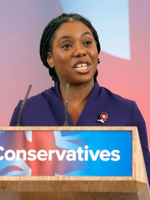 Die neue Parteivorsitzende der Konservativen Partei in Großbritannien, Kemi Badenoch, steht am Rednerpult.