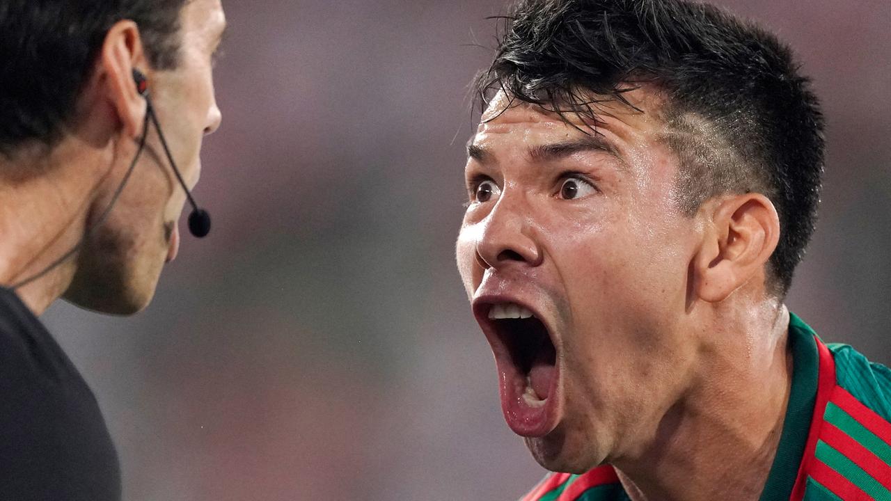 Ein Spieler schreit mit weit aufgerissenem Mund einen Schiedsrichter an.