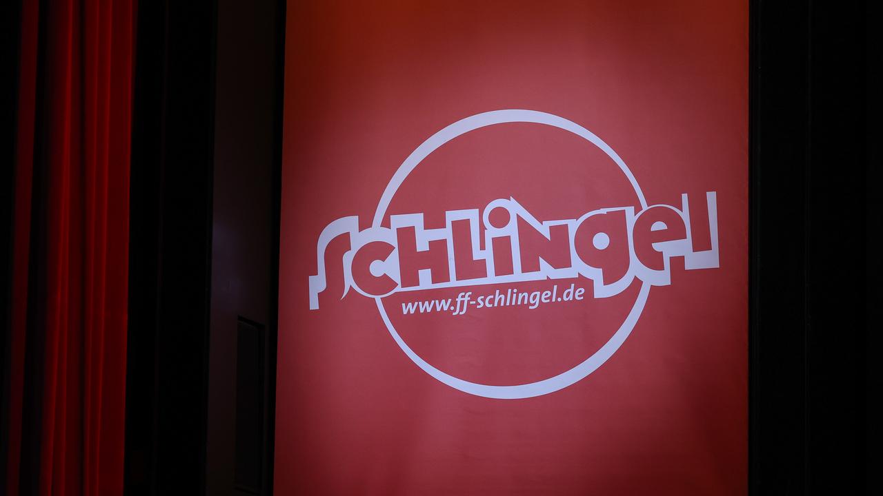 Ein rotes Banner mit dem Logo des Kinderfilmfestivals "Schlingel" in weiß