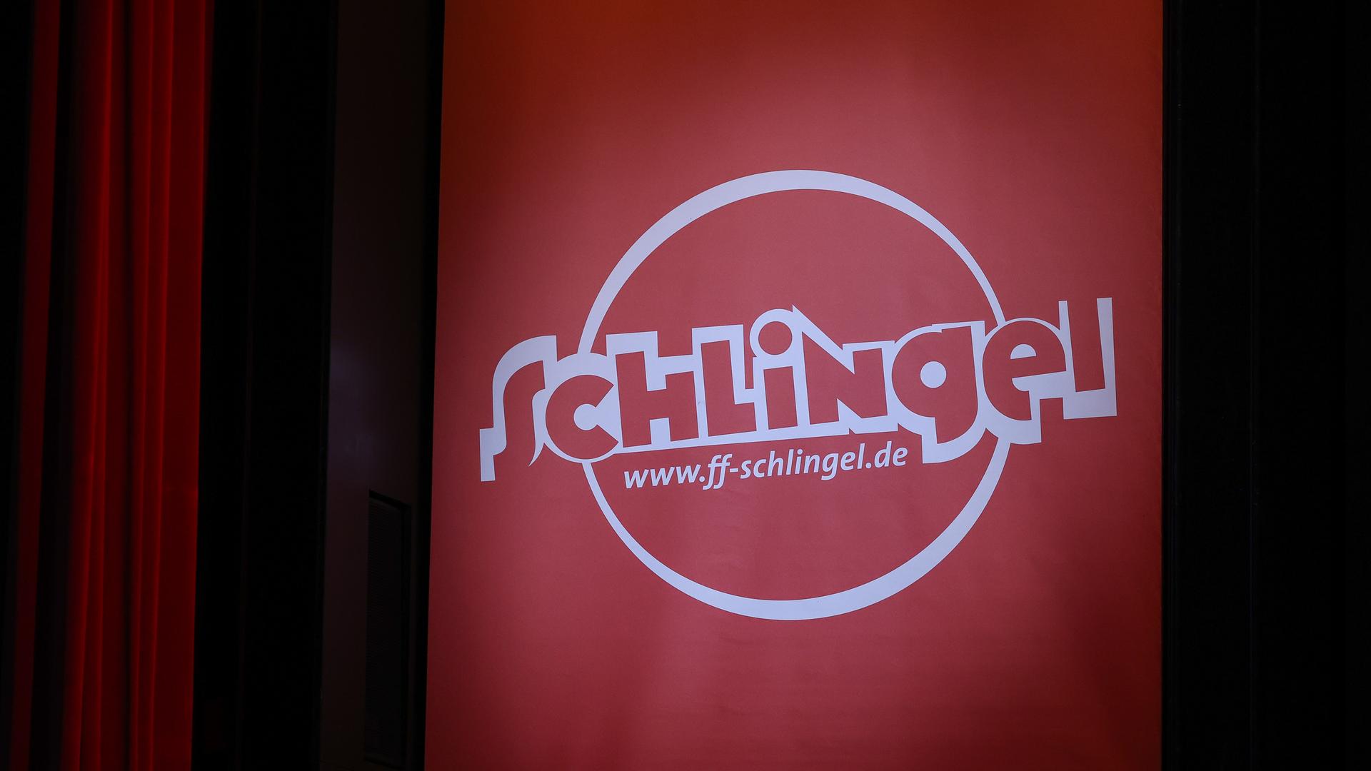 Ein rotes Banner mit dem Logo des Kinderfilmfestivals "Schlingel" in weiß Ein rotes Banner mit dem Logo des Kinderfilmfestivals "Schlingel" in weiß