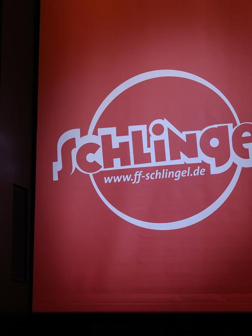 Ein rotes Banner mit dem Logo des Kinderfilmfestivals "Schlingel" in weiß