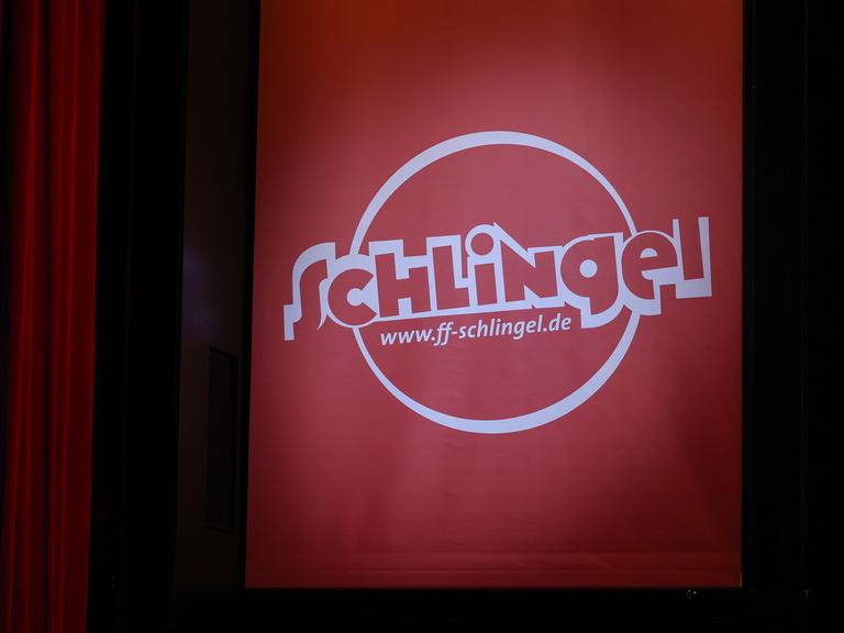 Ein rotes Banner mit dem Logo des Kinderfilmfestivals "Schlingel" in weiß