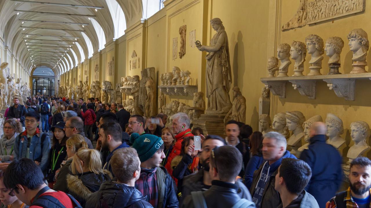 Besucher strömen durch einen großen Saal der Vatikanischen Museen.