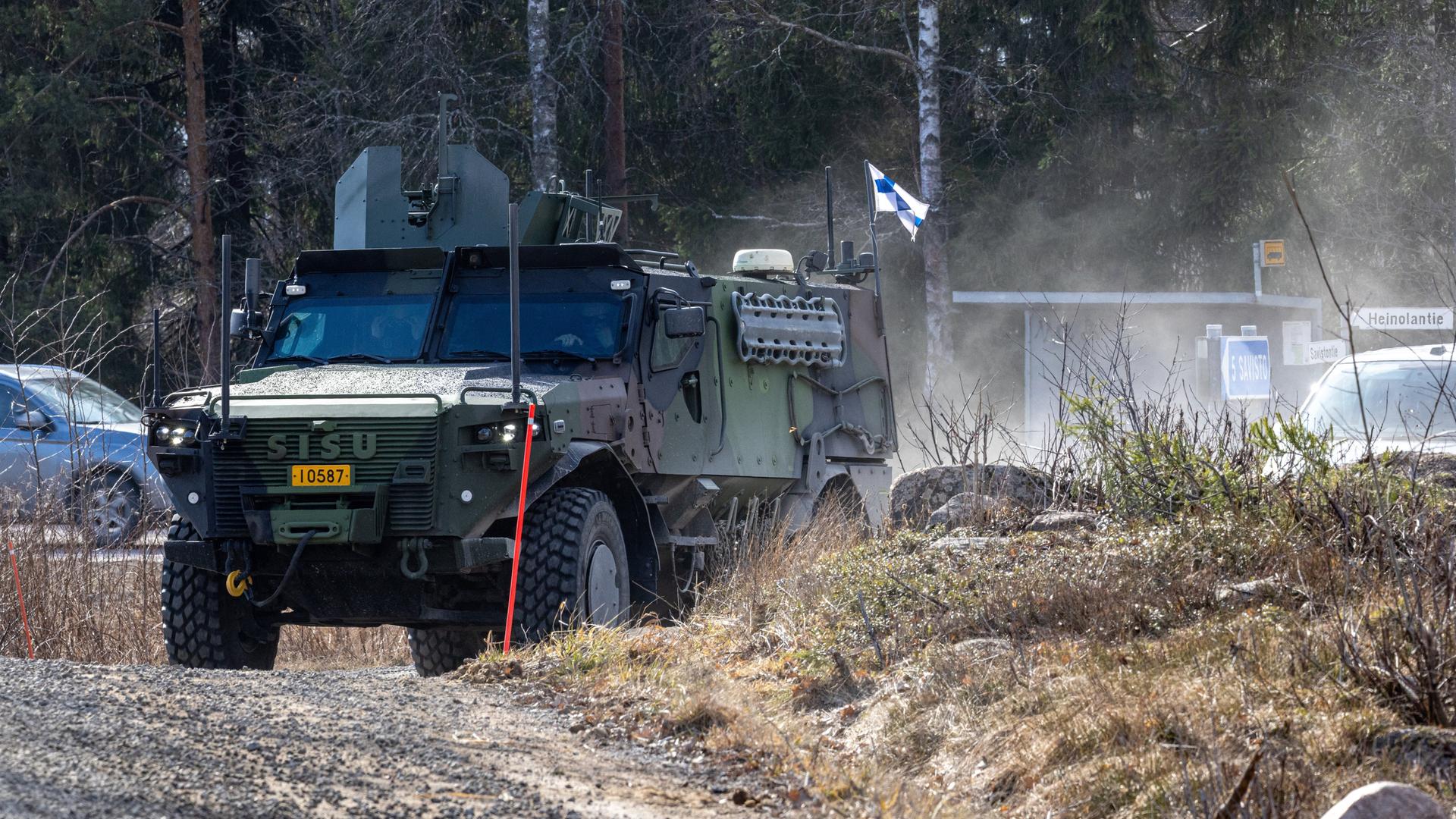 Ein Finnischer Armee-Panzerwagen in der Nähe der Savistontie im finnischen Kouvola. Ein Finnischer Armee-Panzerwagen in der Nähe der Savistontie im finnischen Kouvola.