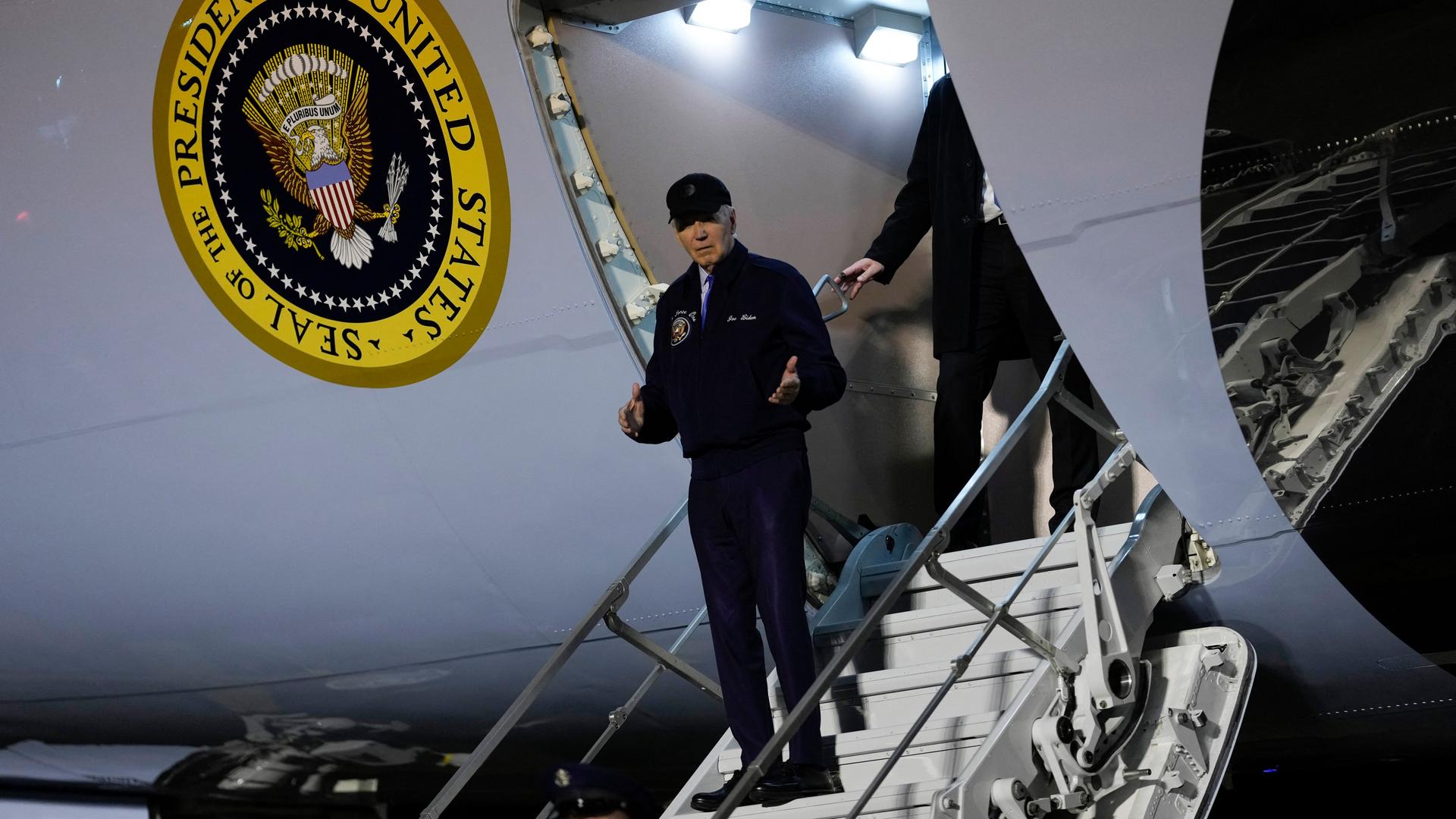 US-Präsident Joe Biden steigt aus der Air Force One.