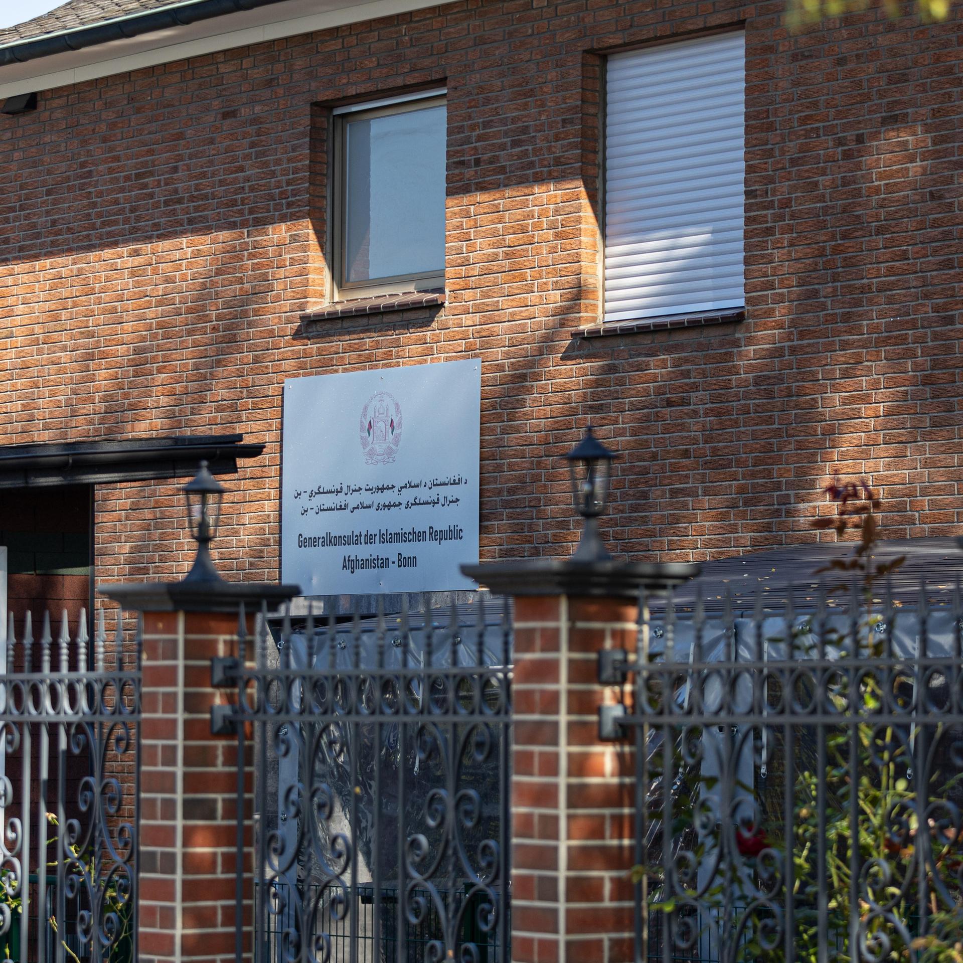 Schild am Eingang des Generalkonsulats der Islamischen Republik Afghanistan in Bonn