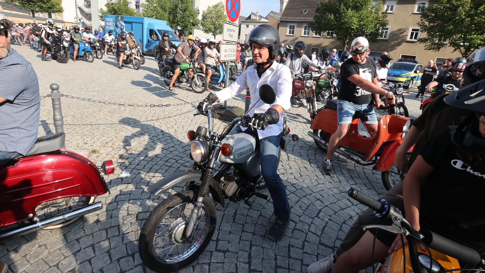 Björn Höcke, Vorsitzender der AfD in Thüringen, 2024 auf einem Moped Simson zu Beginn einer Zweirad Wahlkampftour durch seinen Wahlkreis