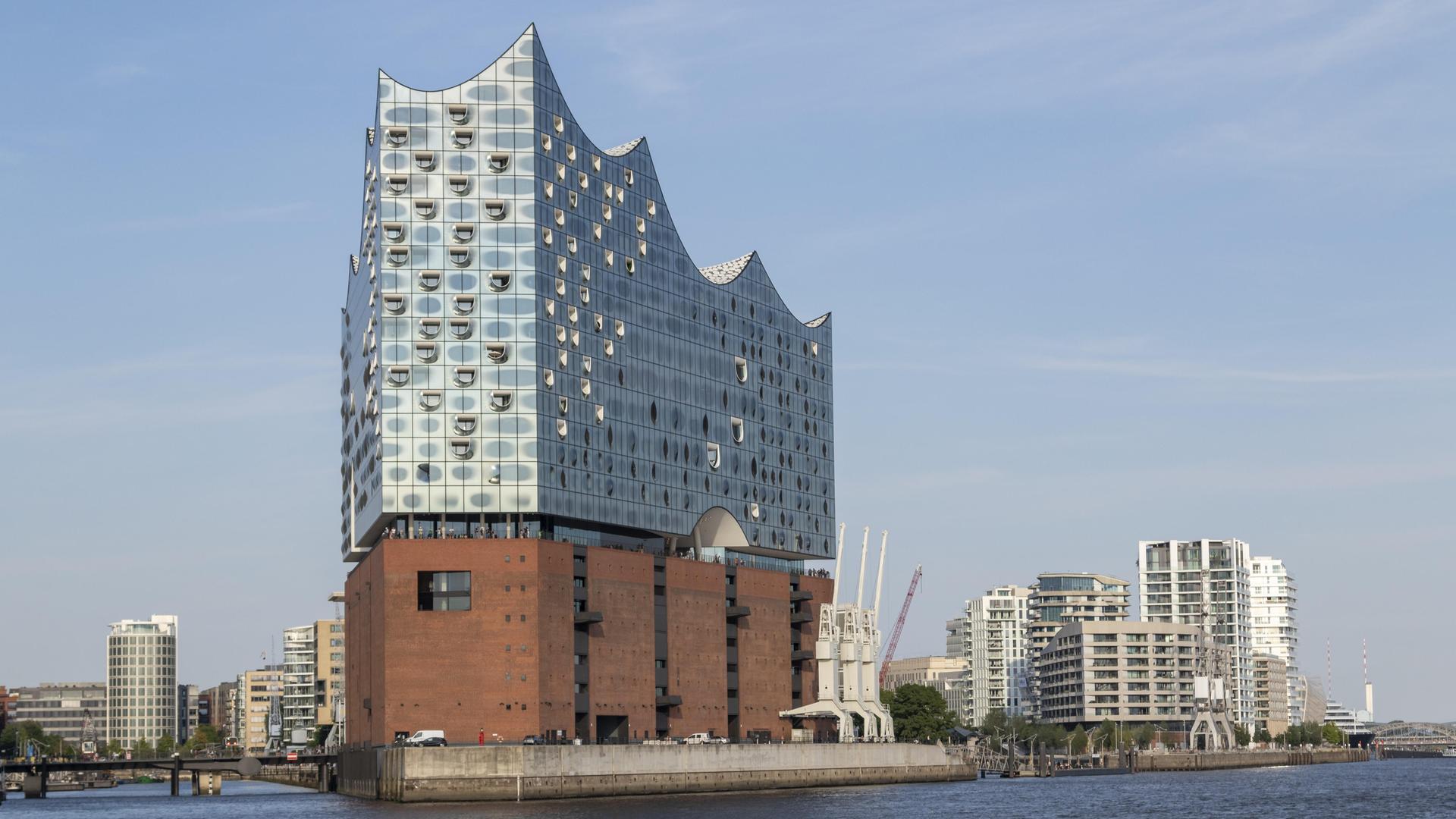 Elbphilharmonie vor blauem Himmel in der Hafencity im Hafen von Hamburg