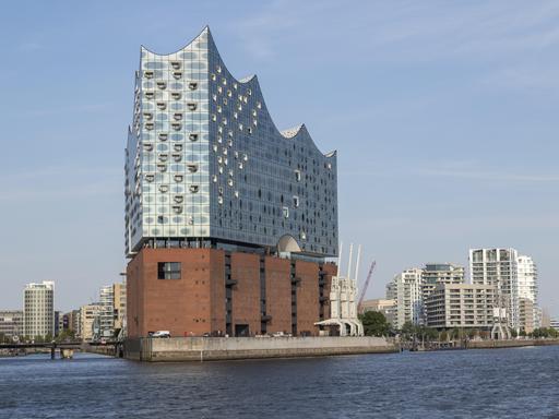 Elbphilharmonie vor blauem Himmel in der Hafencity im Hafen von Hamburg Elbphilharmonie vor blauem Himmel in der Hafencity im Hafen von Hamburg