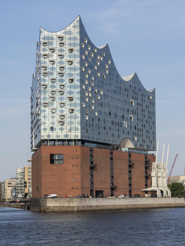 Elbphilharmonie vor blauem Himmel in der Hafencity im Hafen von Hamburg Elbphilharmonie vor blauem Himmel in der Hafencity im Hafen von Hamburg