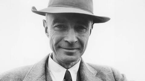 Julius Robert Oppenheimer 1904-1967 American Physicist Who Was Appointed Director of The The Manhattan Project in June 1942 and Has Directed The Institute For Advanced Study From 1947, here on April 19, 1958 b/w photo 1654205 Julius Robert Oppenheimer 1904-1967 American Physicist Who Was Appointed Director of The The Manhattan Project in June 1942 and Has Directed The Institute For Advanced Study From 1947, here on April 19, 1958 b/w photo add.info.: Julius Robert Oppenheimer 1904-1967 american physicist who was appointed director of the the Manhattan Project in june 1942 and has directed the Institute for Advanced Study from 1947, here on april 19, 1958. Copyright: xBridgemanxImagesx 1654205