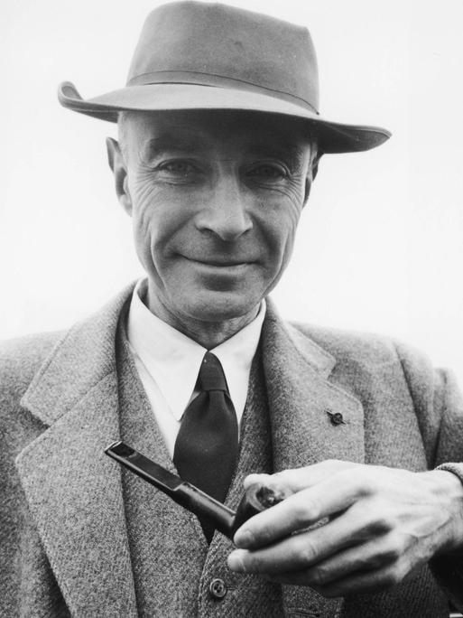 Julius Robert Oppenheimer 1904-1967 American Physicist Who Was Appointed Director of The The Manhattan Project in June 1942 and Has Directed The Institute For Advanced Study From 1947, here on April 19, 1958 b/w photo 1654205 Julius Robert Oppenheimer 1904-1967 American Physicist Who Was Appointed Director of The The Manhattan Project in June 1942 and Has Directed The Institute For Advanced Study From 1947, here on April 19, 1958 b/w photo add.info.: Julius Robert Oppenheimer 1904-1967 american physicist who was appointed director of the the Manhattan Project in june 1942 and has directed the Institute for Advanced Study from 1947, here on april 19, 1958. Copyright: xBridgemanxImagesx 1654205