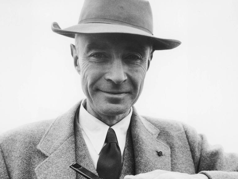 Julius Robert Oppenheimer 1904-1967 American Physicist Who Was Appointed Director of The The Manhattan Project in June 1942 and Has Directed The Institute For Advanced Study From 1947, here on April 19, 1958 b/w photo 1654205 Julius Robert Oppenheimer 1904-1967 American Physicist Who Was Appointed Director of The The Manhattan Project in June 1942 and Has Directed The Institute For Advanced Study From 1947, here on April 19, 1958 b/w photo add.info.: Julius Robert Oppenheimer 1904-1967 american physicist who was appointed director of the the Manhattan Project in june 1942 and has directed the Institute for Advanced Study from 1947, here on april 19, 1958. Copyright: xBridgemanxImagesx 1654205