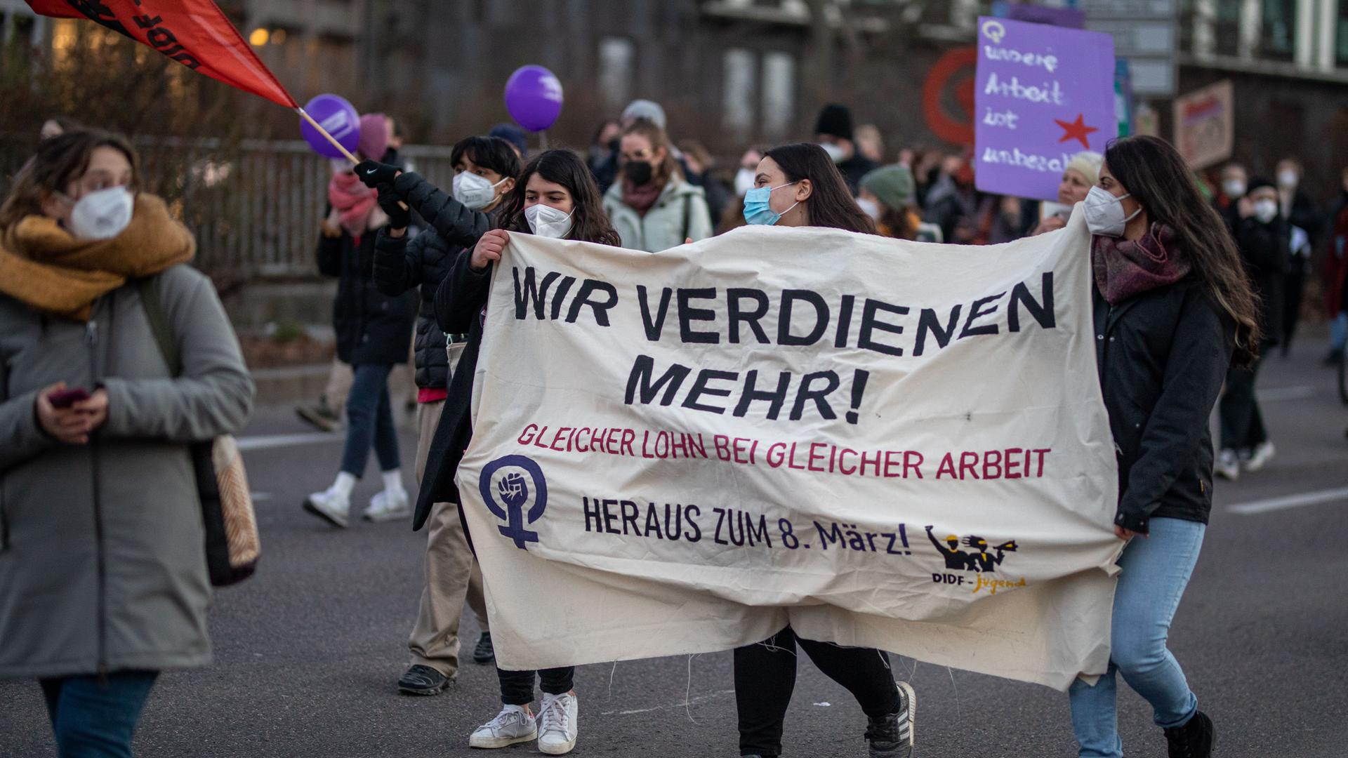 Teilnehmerinnen einer Demo am Internationalen Frauentag fordern eine gleichberechtigte Bezahlung. Internationaler Frauentag, Demo, Stuttgart, 08.03.2022