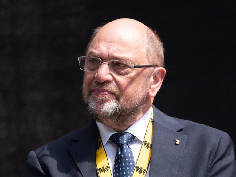 Martin Schulz; SPD, ehemaliger Präsident des EU-Parlaments bei der Verleihung des Internationalen Karlspreises der Stadt Aachen mit dunklem Anzug vor schwarzem Hintergrund.