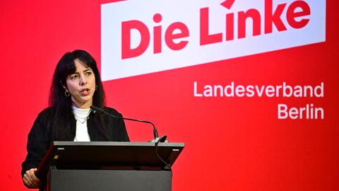 Elif Eralp steht an einem Rednerpult.