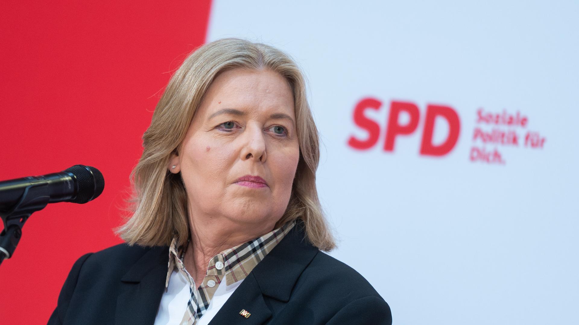 Bärbel Bas (SPD), Bundesarbeitsministerin, spricht bei einer Pressekonferenz. Bas soll neue Co-Parteichefin der SPD werden. Bärbel Bas (SPD), Bundesarbeitsministerin, spricht bei einer Pressekonferenz. Bas soll neue Co-Parteichefin der SPD werden.