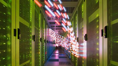Im grünlich beleuchteten Flur eines Rechenzentrums sind illuminierte Wellensignale zu sehen, die sich durch die Luft schlängeln. Links und rechts stehen Server in Glasschränken. 