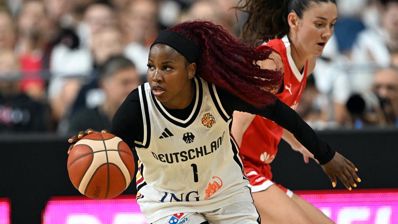 Länderspiel zwischen Deutschland und der Türkei: Basketballerin Alexis Peterson aus Deutschland und Olcay Cakir Turgut (Türkei) kämpfen um den Ball.