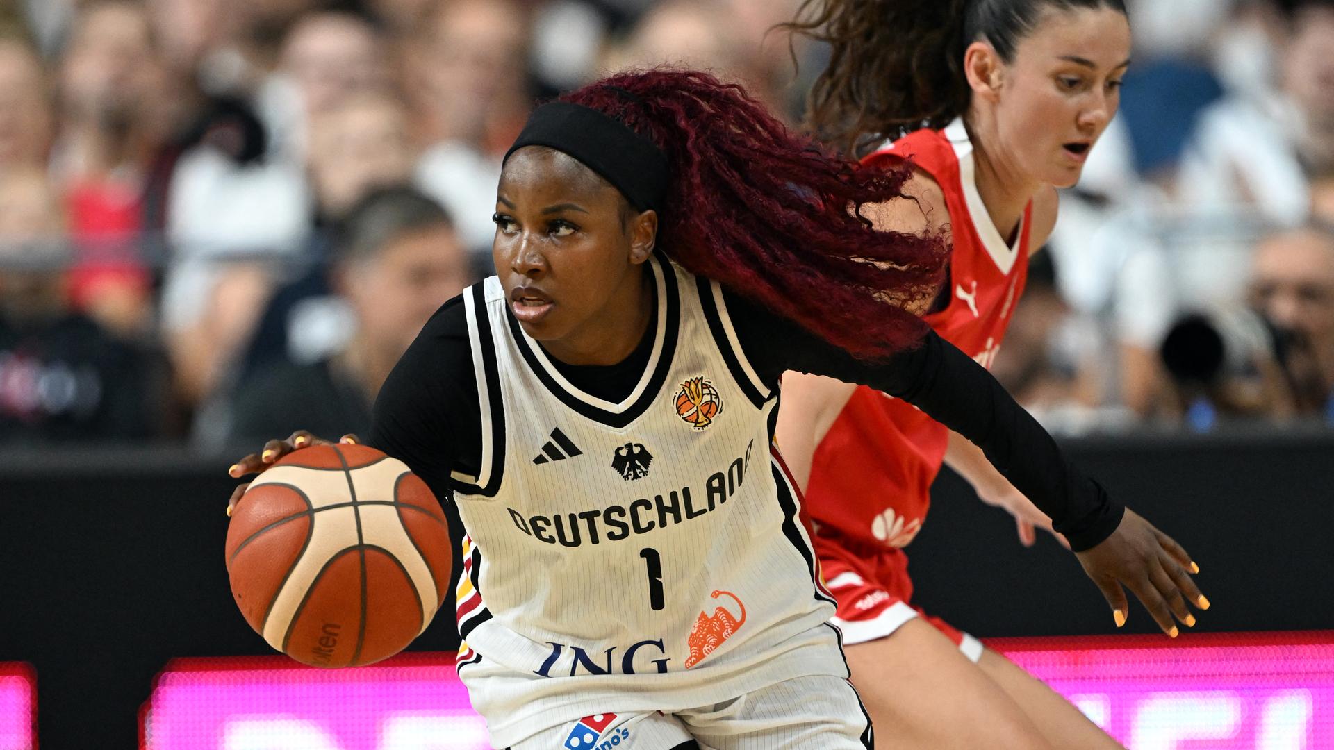 Länderspiel zwischen Deutschland und der Türkei: Basketballerin Alexis Peterson aus Deutschland und Olcay Cakir Turgut (Türkei) kämpfen um den Ball. Länderspiel zwischen Deutschland und der Türkei: Basketballerin Alexis Peterson aus Deutschland und Olcay Cakir Turgut (Türkei) kämpfen um den Ball.