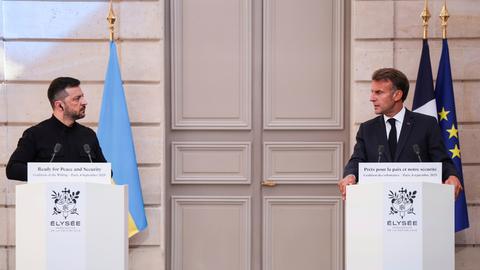 Frankreichs Präsident Emmanuel Macron (r.) und der ukrainische Präsident Wolodymyr Selenskyj nehmen an einer Pressekonferenz im Anschluss an einen Ukraine-Gipfel im Élysée-Palast teil. 
