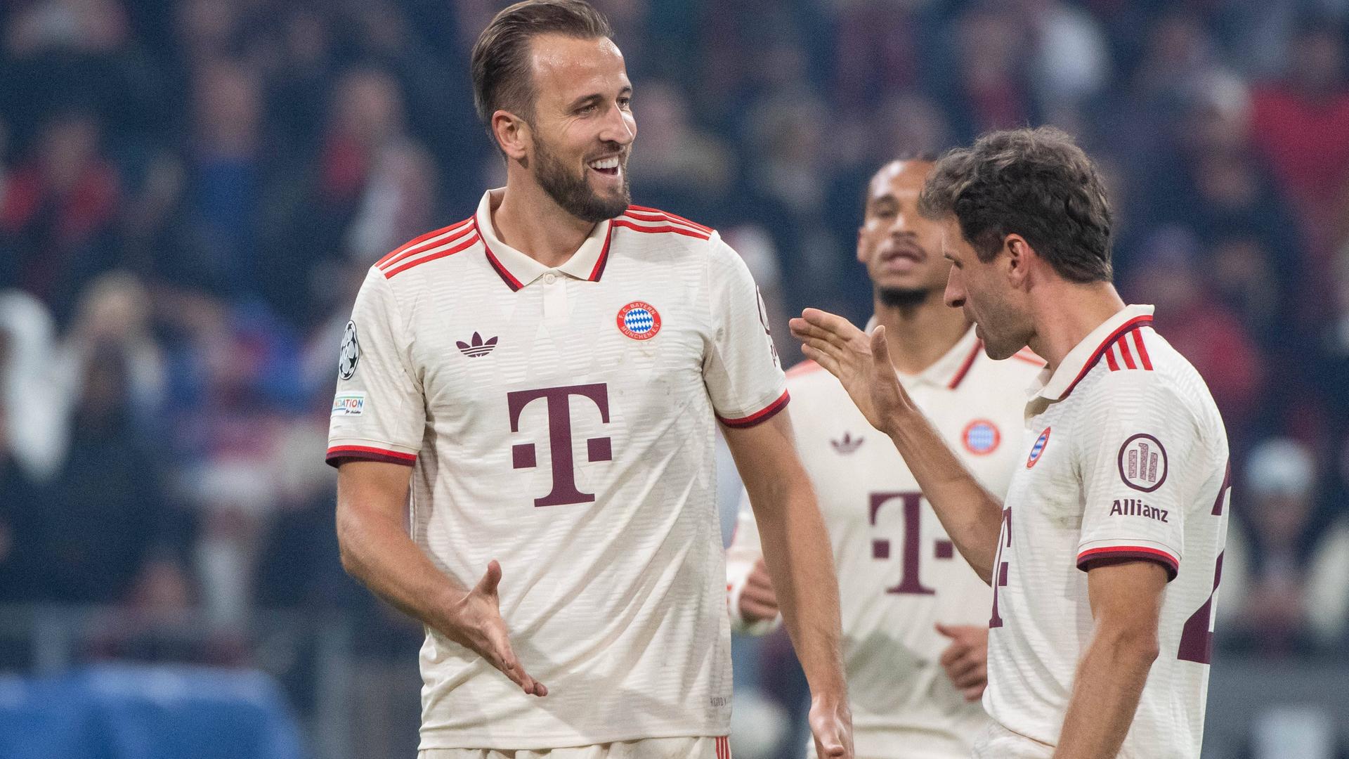 Harry Kane und sein Mitspieler Thomas Müller von Bayern München jubeln über ein Tor.