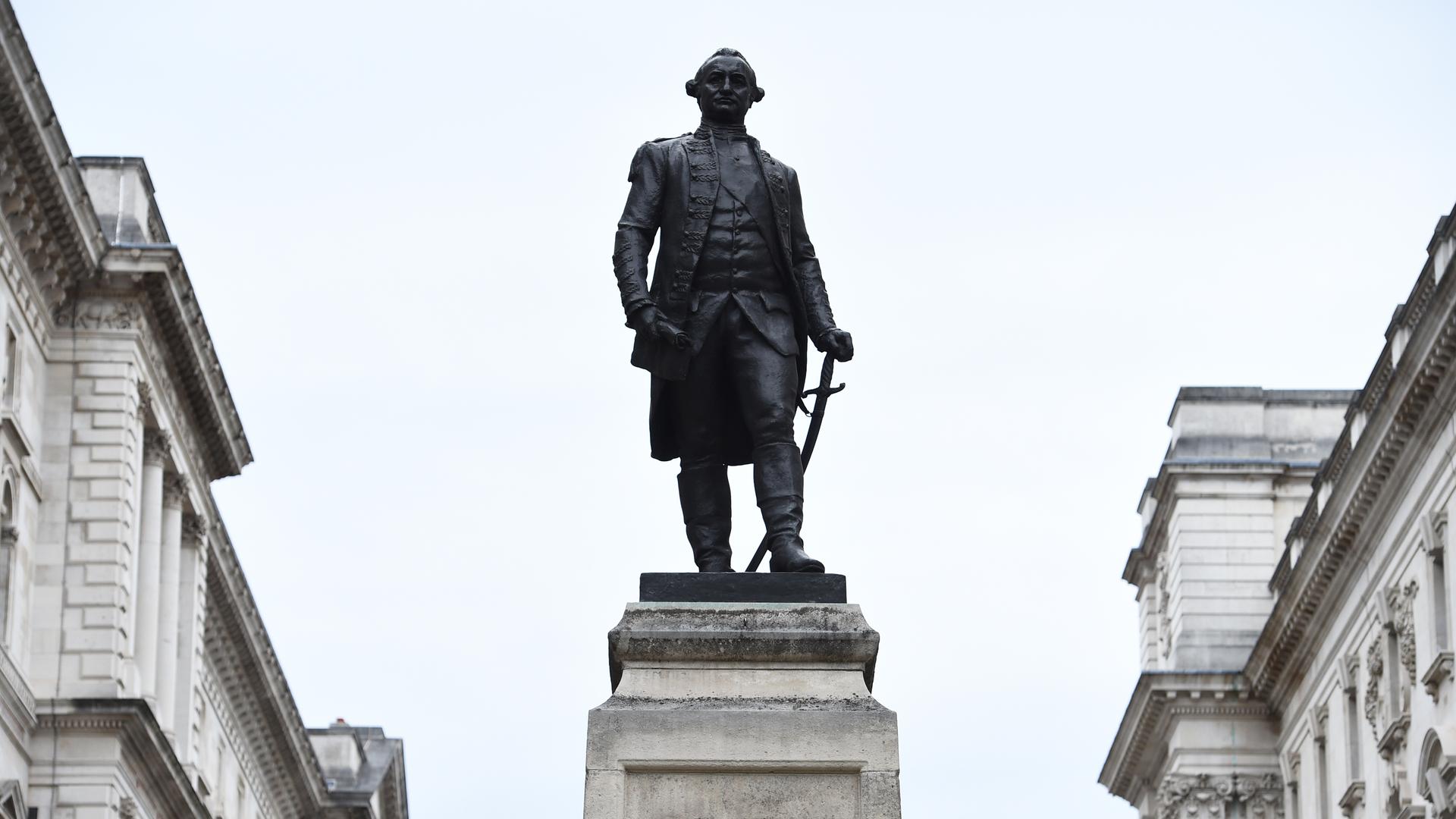 Die Statue von Robert Clive in der King Charles Street in London.