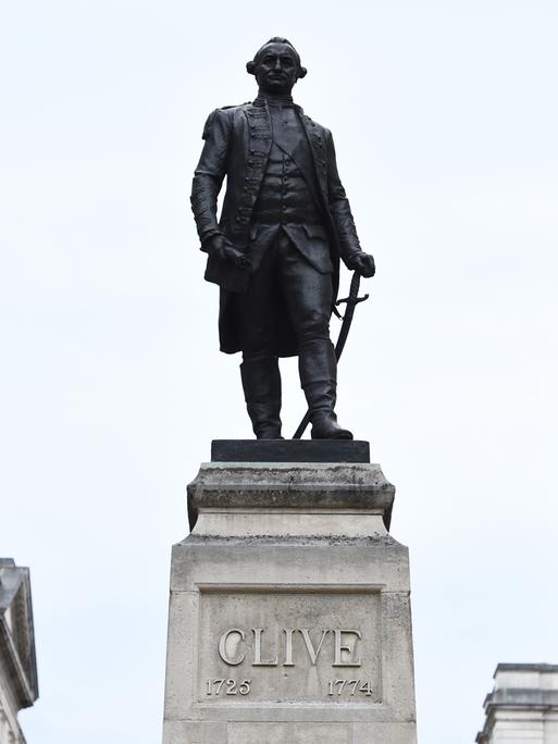 Die Statue von Robert Clive in der King Charles Street in London.