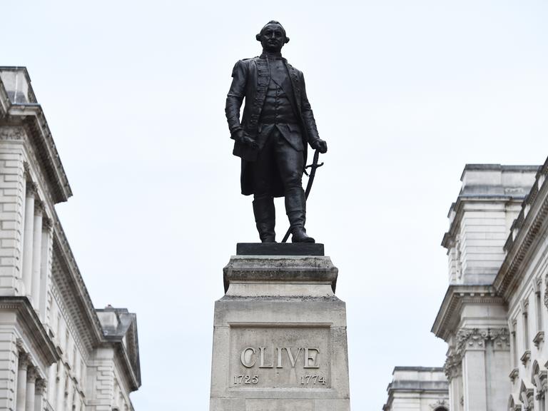 Die Statue von Robert Clive in der King Charles Street in London.
