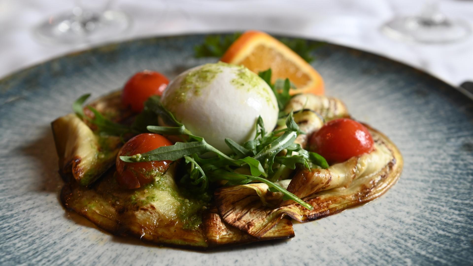 Vorspeise mit Auberginen und Büffelmozarella