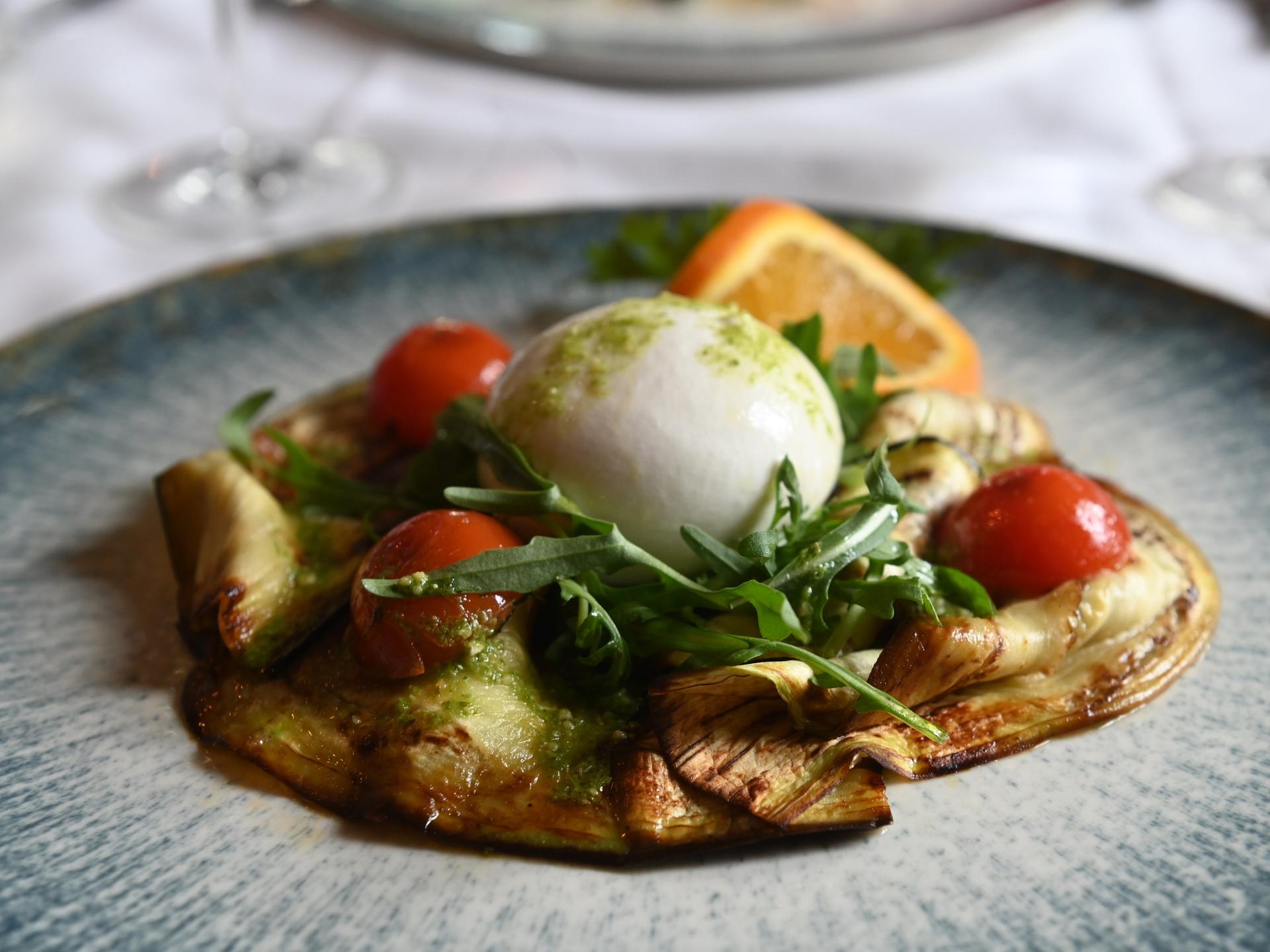 Vorspeise mit Auberginen und Büffelmozarella