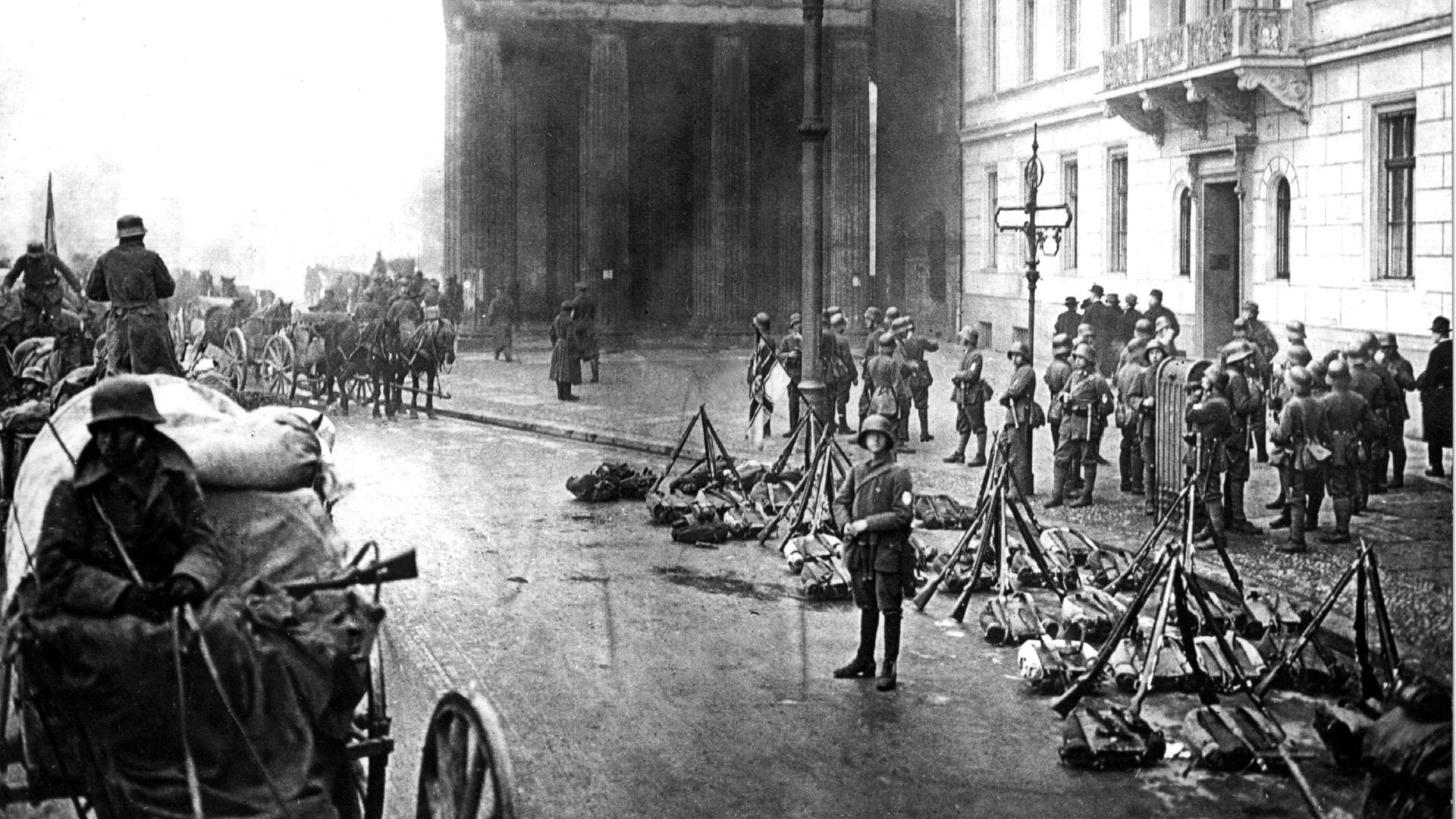 Putschisten am Brandenburger Tor am 13. März 1920. Der Kapp-Putsch war ein vom 13. bis 17. März 1920 dauernder, rechtsradikaler Umsturzversuch unter Wolfgang Kapp und General W. Freiherr von Lüttwitz. Es war der erste Anschlag auf die junge deutsche Demokratie.