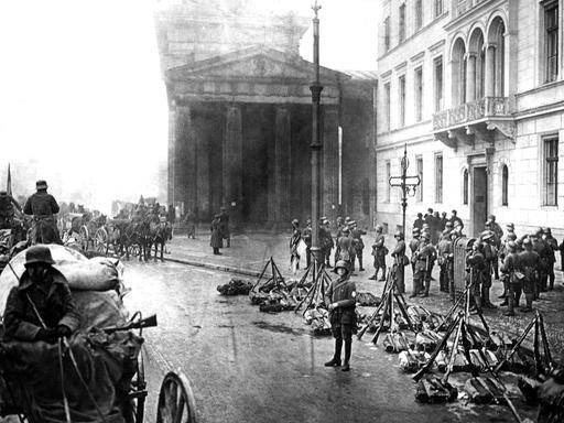 Putschisten am Brandenburger Tor am 13. März 1920. Der Kapp-Putsch war ein vom 13. bis 17. März 1920 dauernder, rechtsradikaler Umsturzversuch unter Wolfgang Kapp und General W. Freiherr von Lüttwitz. Es war der erste Anschlag auf die junge deutsche Demokratie.