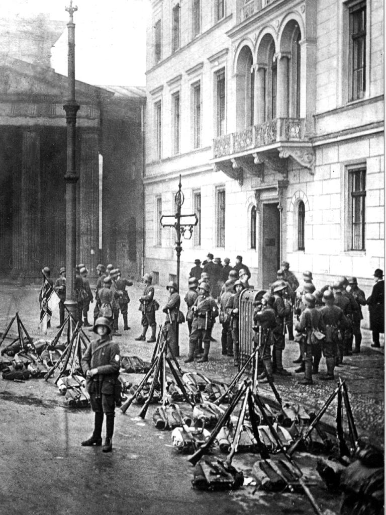 Putschisten am Brandenburger Tor am 13. März 1920. Der Kapp-Putsch war ein vom 13. bis 17. März 1920 dauernder, rechtsradikaler Umsturzversuch unter Wolfgang Kapp und General W. Freiherr von Lüttwitz. Es war der erste Anschlag auf die junge deutsche Demokratie.