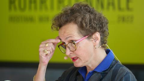 Intendantin Barbara Frey spricht auf der Auftakt-Pressekonferenz der Ruhrtriennale.