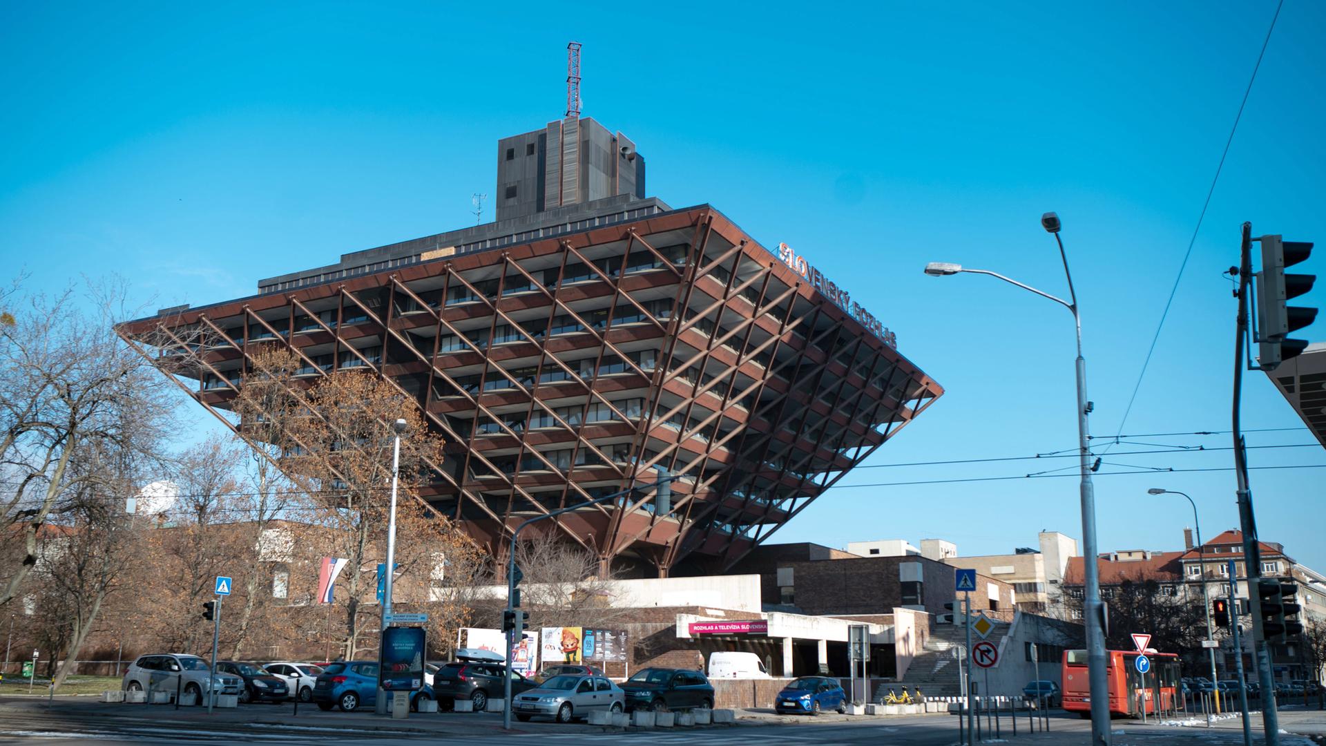 Das Gebäude des Slowakischen Hörfunks in der Form einer umgedrehten Pyramide. 